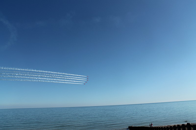 800px-red arrows off hastings beach - geograph.org.uk - 3049621