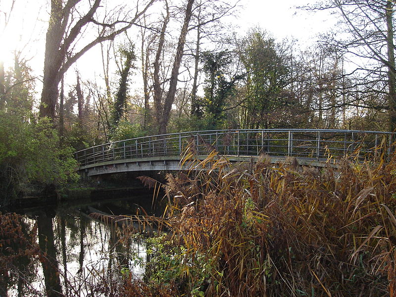 800px-river wensum footbridge