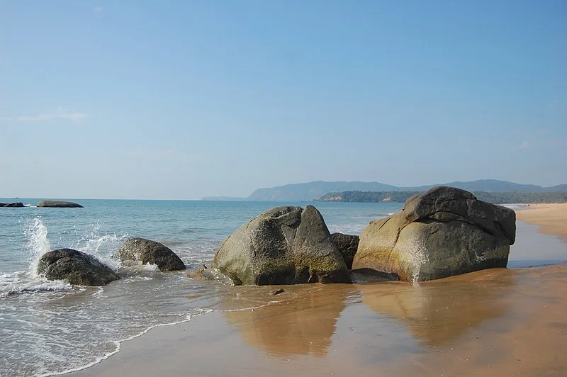 800px-rocks on palolem beach south goa