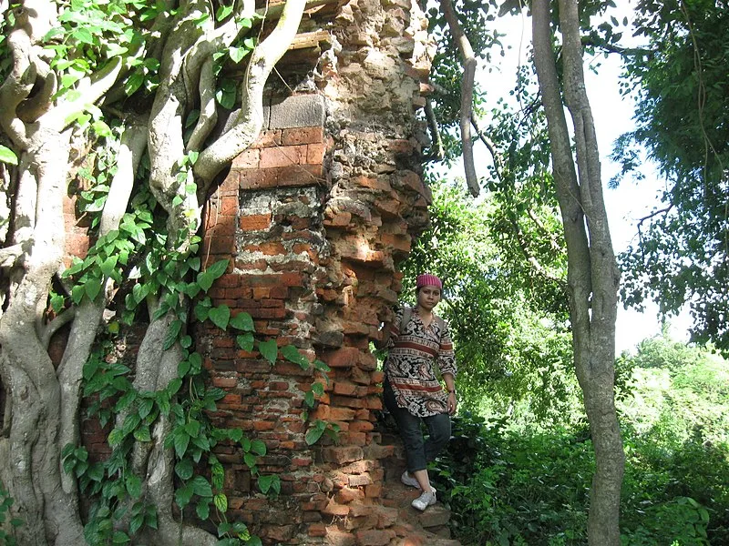 800px-ruined lal masjid in berachampa 20