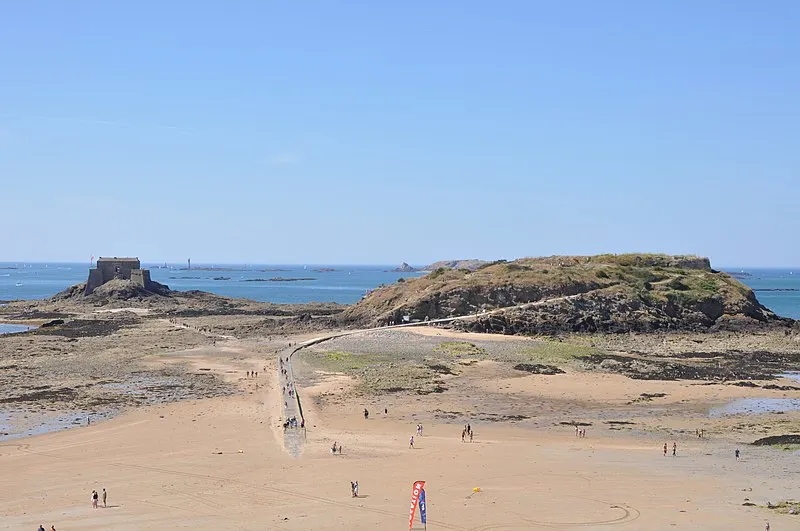 800px-saint-malo %28france%29%2c grand b%c3%a9 and fort national at low tide