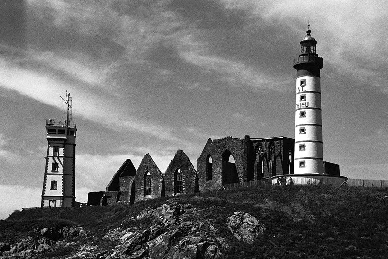 800px-saint-mathieu point abbey and lighthouses - film washi z