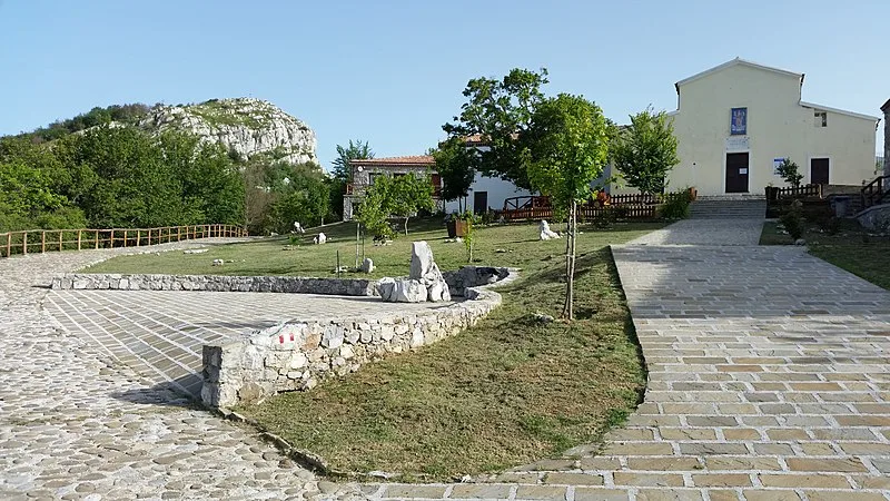 800px-santuario madonna del pollino 3