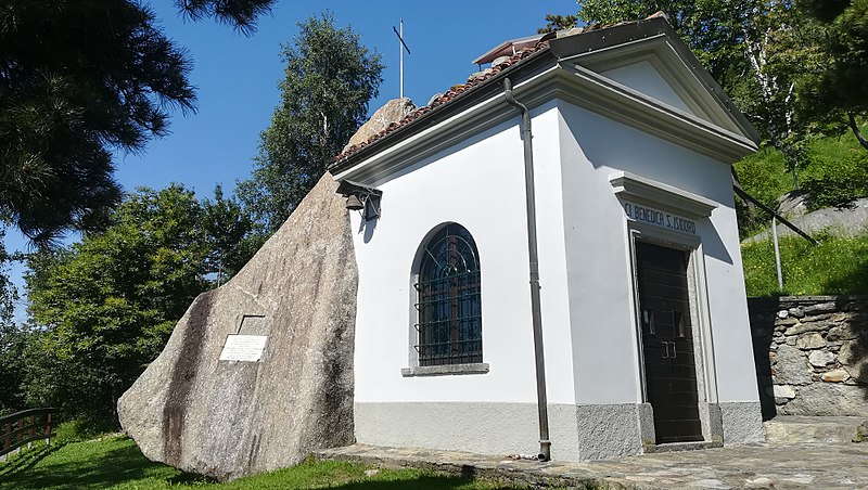 800px-sasso di preguda con chiesetta s. isidoro