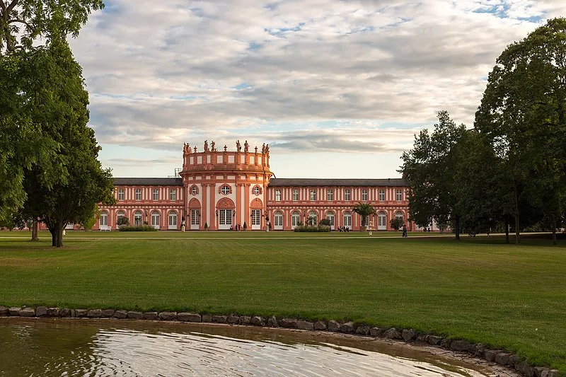 800px-schloss biebrich%2c nordseite%2c wiesbaden-biebrich%2c 150904%2c ako