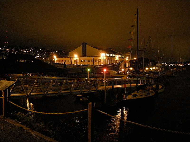 800px-seattle - center for wooden boats and historic ships wharf at night