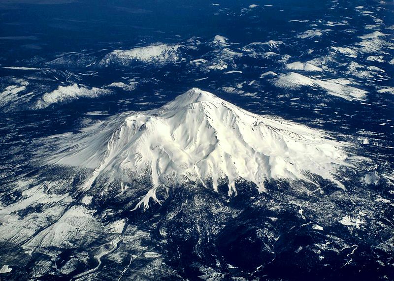 800px-shasta from the plane