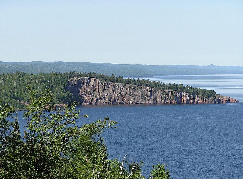 800px-shovel point on the north shore of lake superior