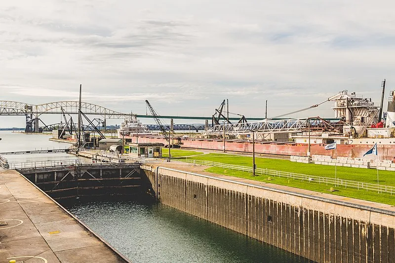 800px-south canal%2c soo locks%2c sault ste marie%2c michigan %2833158274271%29