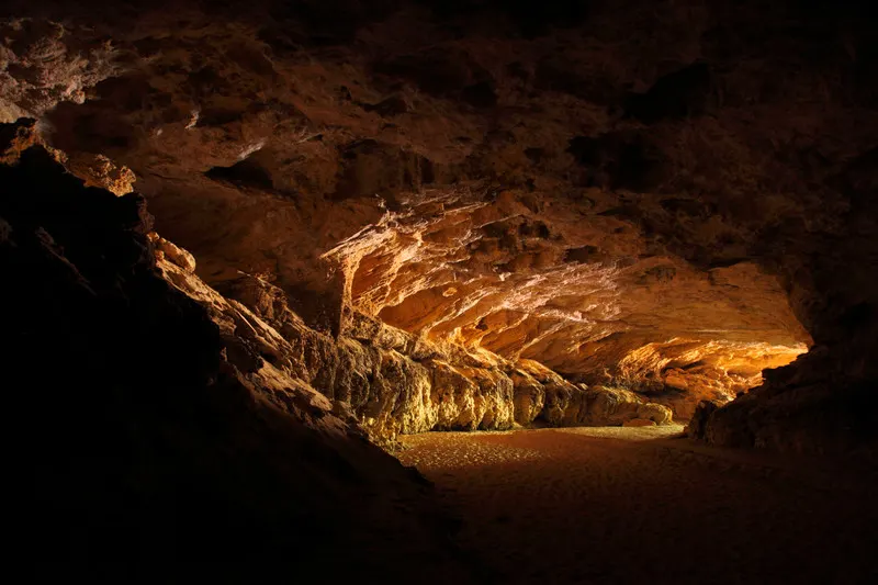 800px-stockyard gully cave exit in drovers cave national park%2c western australia