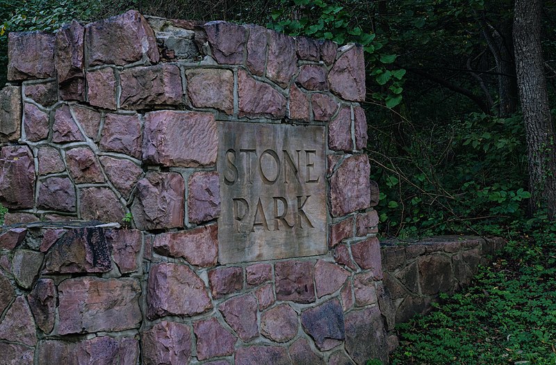 800px-stone state park entrance sign%2c sioux city%2c iowa %2844792132895%29