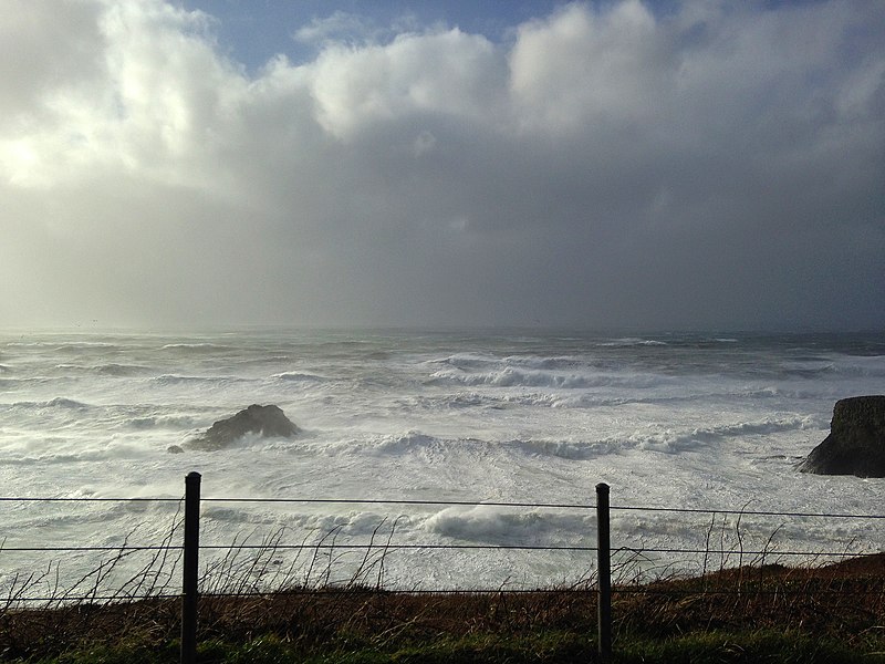 800px-stormy conditions at yaquina head %282014-12-11%29%2c 02