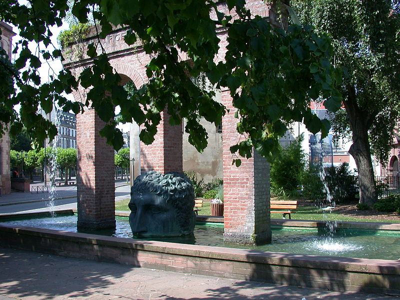 800px-strasbourg - fontaine de janus par tomi ungerer 1