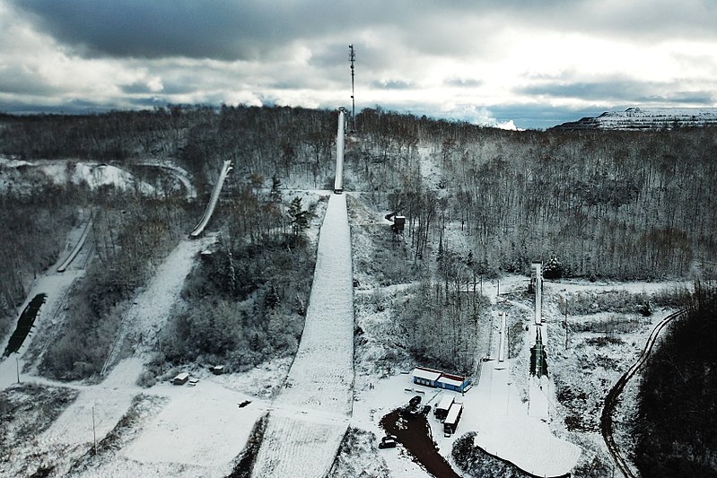800px-suicide hill ski jump full view