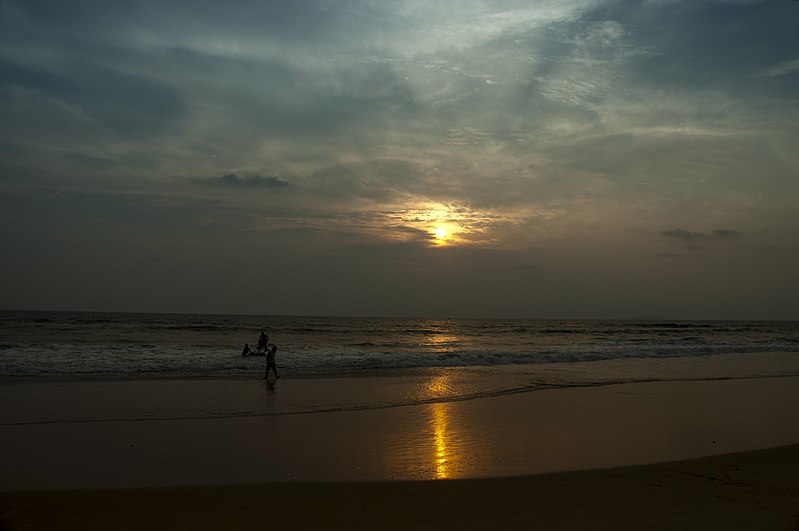 800px-sunset at utorda beach%2c south goa - panoramio