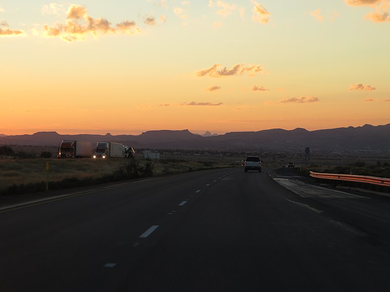 800px-sunset on interstate 40 near kingman%2c arizona %2815629027465%29