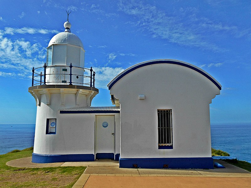800px-tacking point lighthouse%2c port macquarie