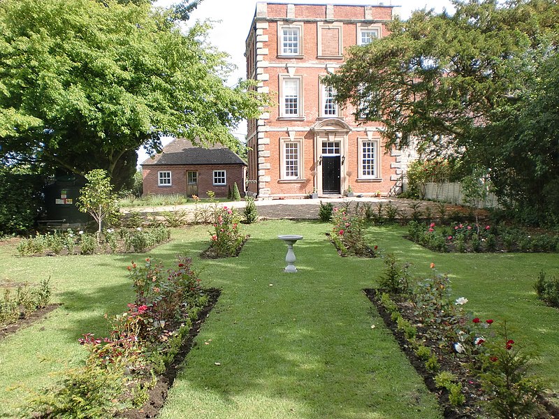 800px-the manor house%2c kites hardwick. south facing formal garden - geograph.org.uk - 2601036