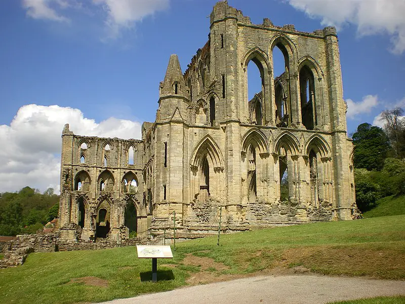 800px-the presbytery at rievaulx abbey - geograph.org.uk - 1894878