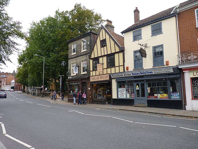 800px-tombland shops %28geograph 2085401%29