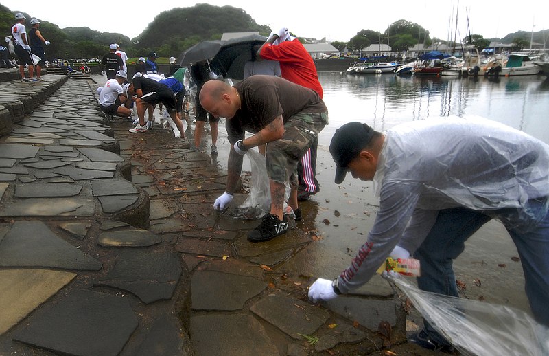 800px-us navy 090720-n-0807w-050 sailors from fleet activities sasebo pick up trash and debris during a community service beautification project