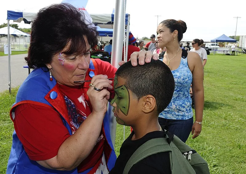 800px-us navy 110805-n-oy473-025 a volunteer paints a child%27s face during the armed forces fun fest at joint expeditionary base little creek-fort story