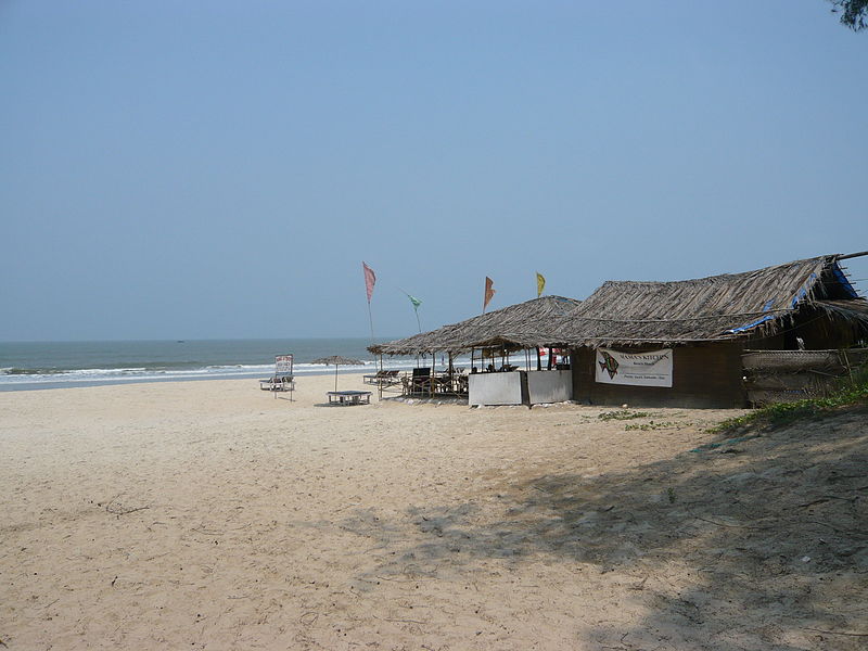 800px-varca beach%2c goa %285647263156%29