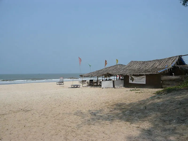 800px-varca beach%2c goa %285647263156%29