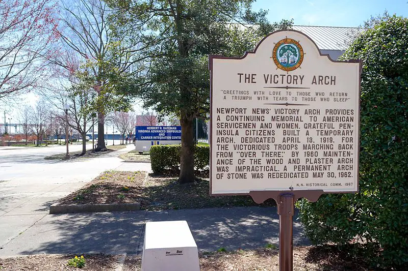 800px-victory arch%2c newport news-3