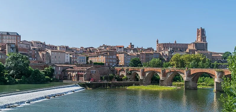 800px-vieux pont and saint cecilia cathedral of albi 05