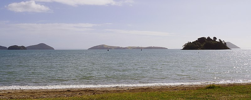 800px-view to islands from oamaru bay