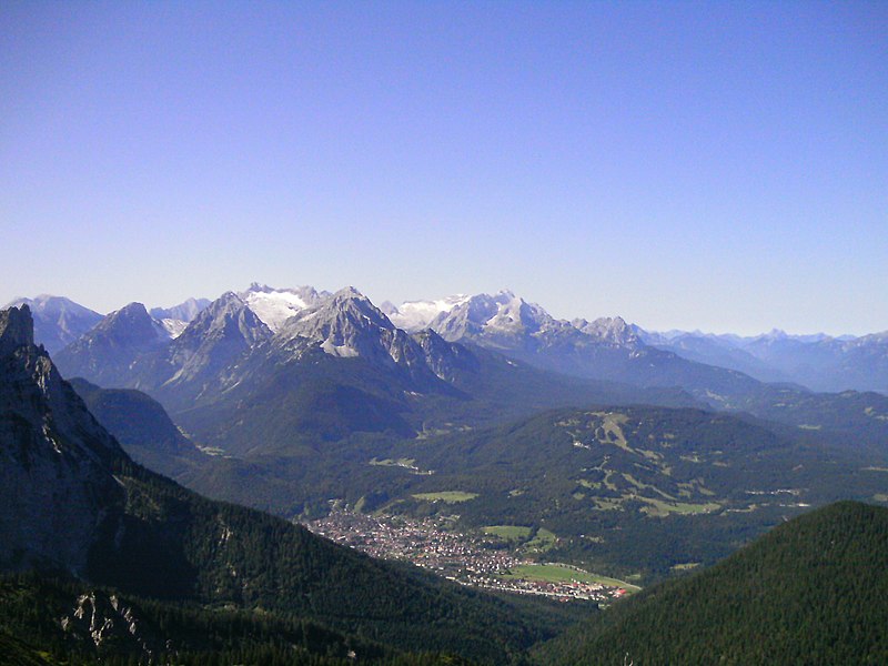 800px-w%c3%b6rnersattel%2c blick auf das wettersteingebirge und mittenwald - panoramio