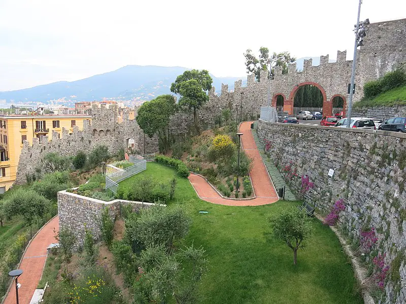 800px-wall of castello san giorgio to la spezia