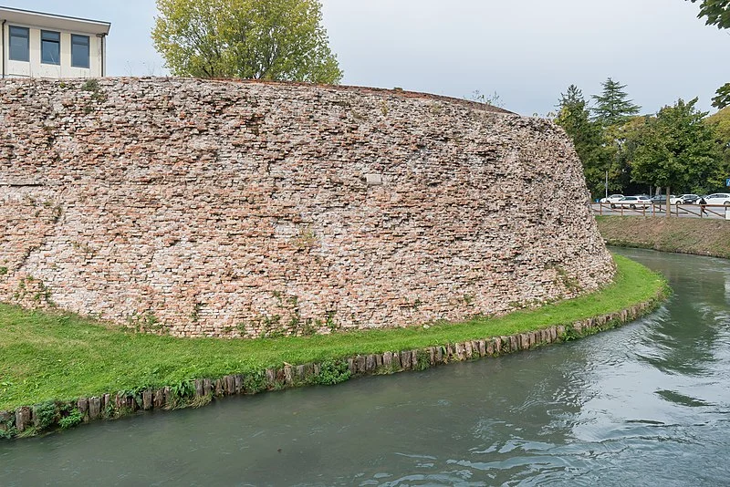 800px-walls of treviso %281%29