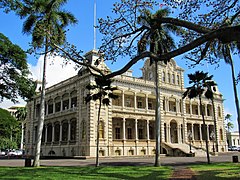 Iolani Palace, Honolulu. https://commons.wikimedia.org/w/index.php?search=iolani+palace+honolulu&title=Special:MediaSearch&go=Go&type=image