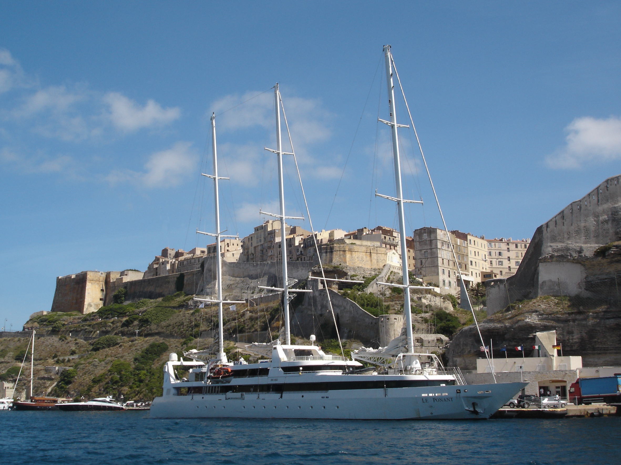 Wikimedia Commons (https://touristwire.com/wp-content/uploads/2023/05/Le_Ponant_dans_le_port_de_Bonifacio.jpg)