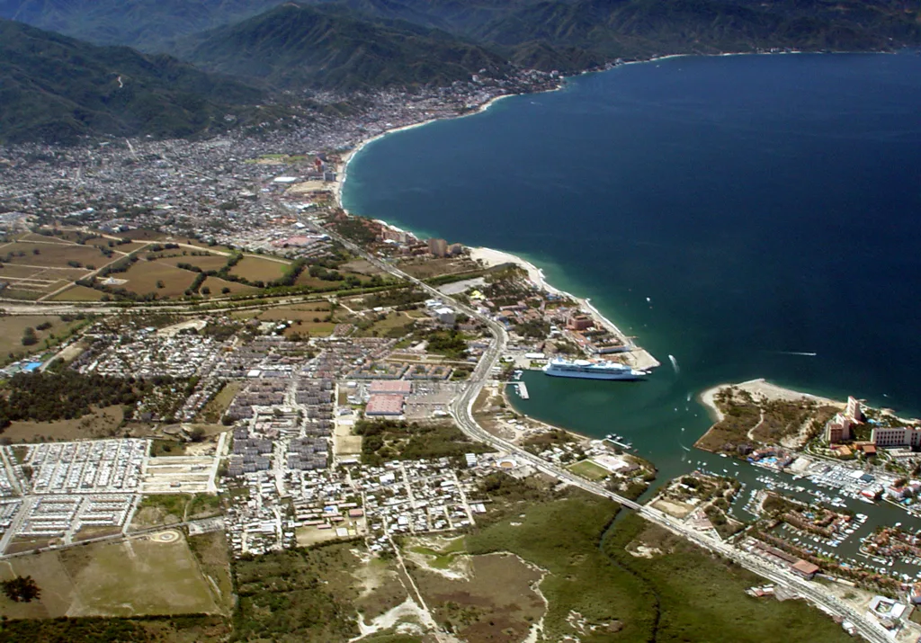 File:Puerto-Vallarta.jpg - Wikimedia Commons
