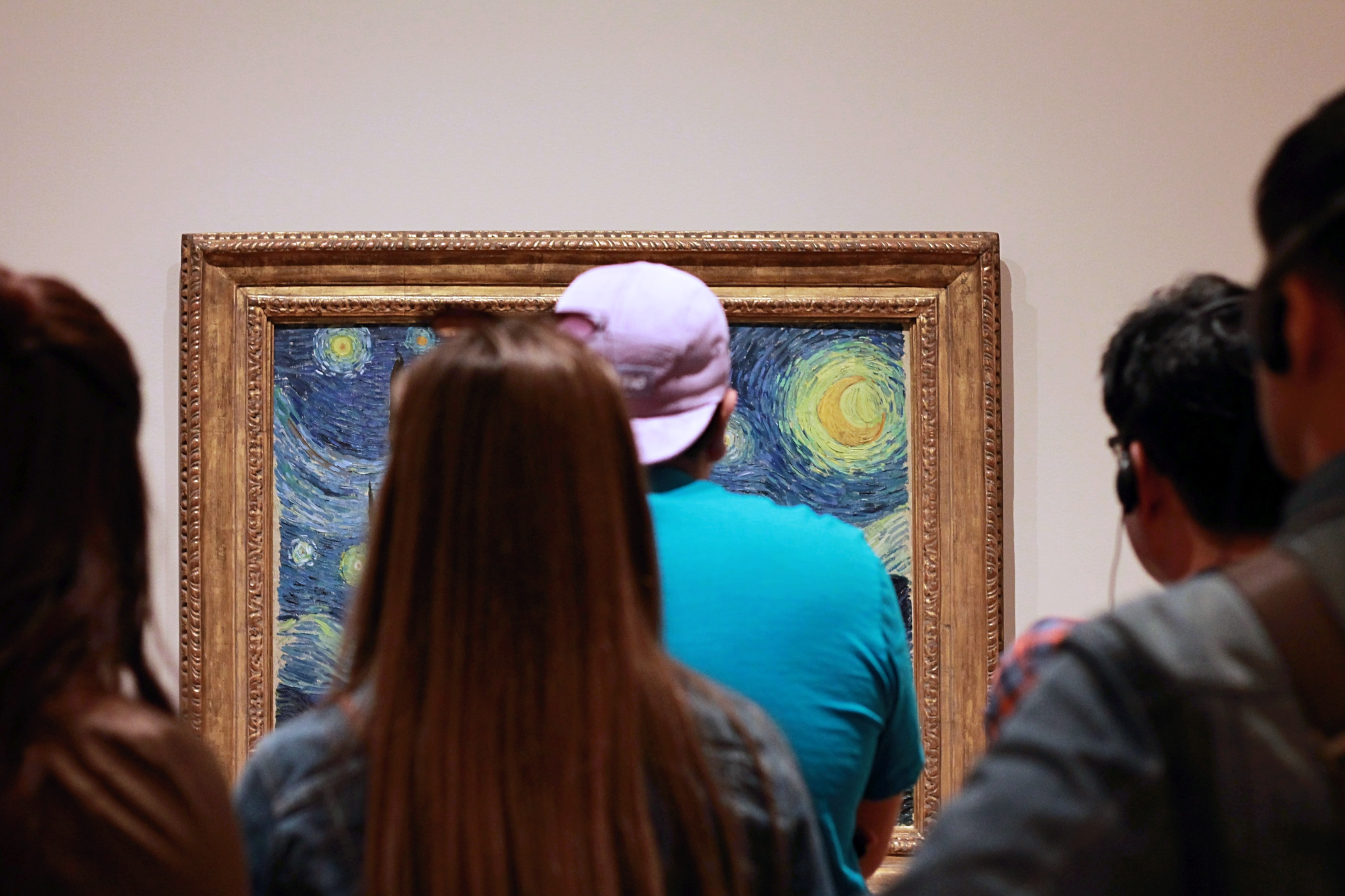 Crowd in front of Vincent van Gogh's Starry Night