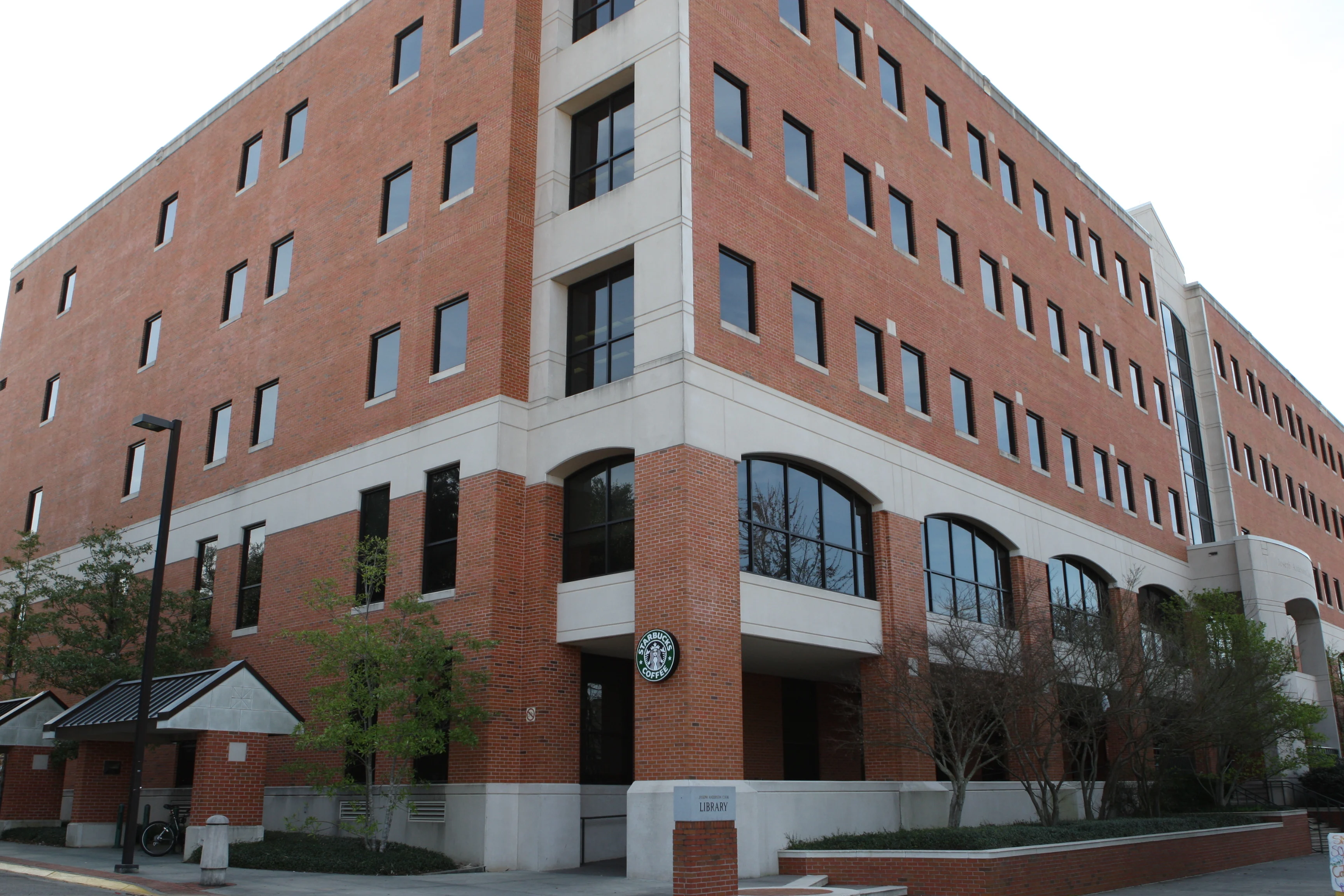 Hattiesburg's Downtown Post Office. https://commons.wikimedia.org/w/index.php?search=downtown+hattiesburg&title=Special:MediaSearch&go=Go&type=image