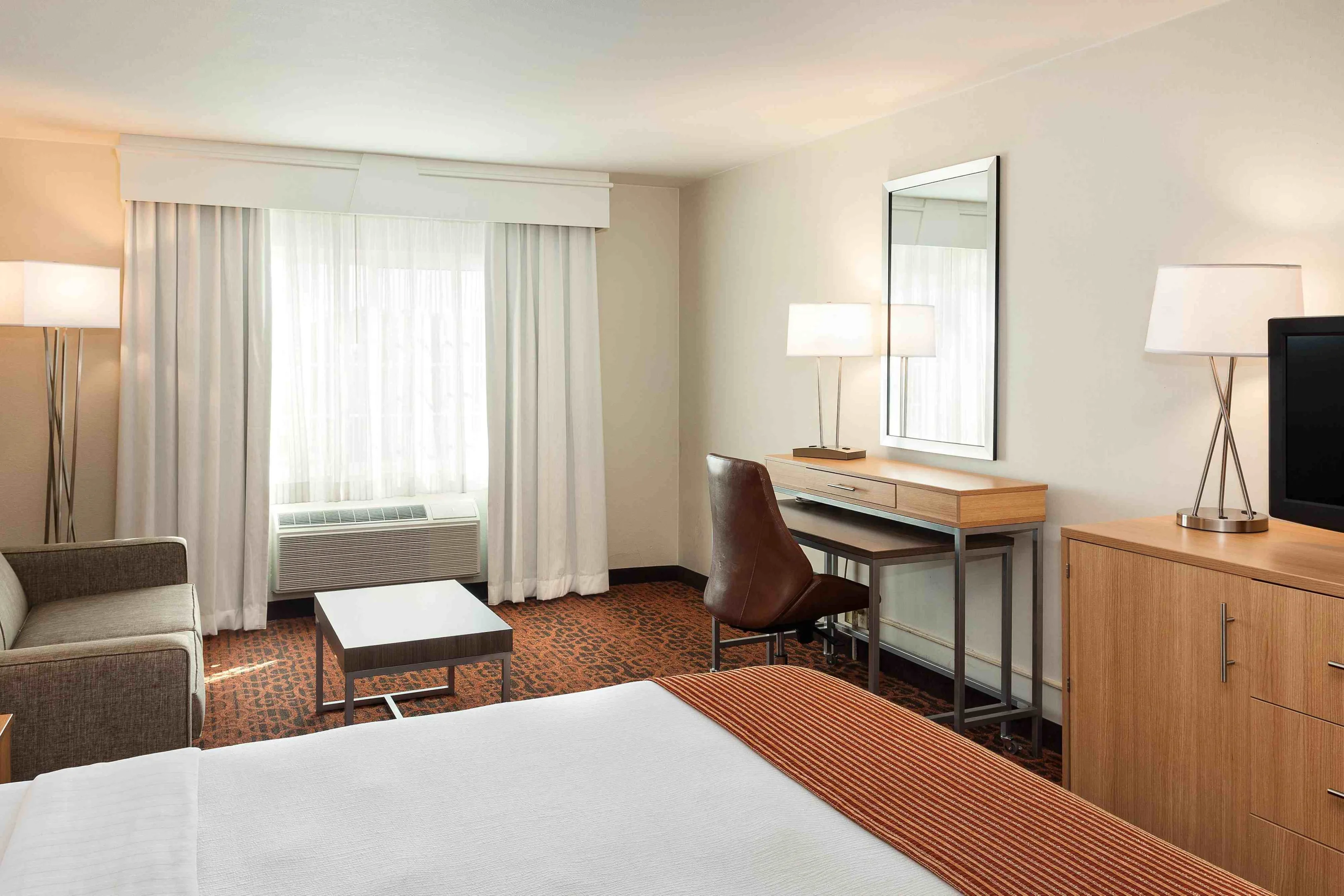 Image sourced from the IHG Hotel website at: https://www.ihg.com/holidayinn/hotels/us/en/san-antonio/satal/hoteldetail/gallery?cm_mmc=GoogleMaps-_-HI-_-US-_-SATAL