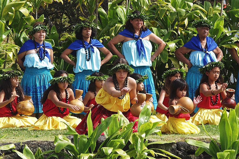 Wikimedia (https://touristwire.com/wp-content/uploads/2024/03/800px-Hula_Kahiko_Hawaii_Volcanoes_National_Park_02.jpg)