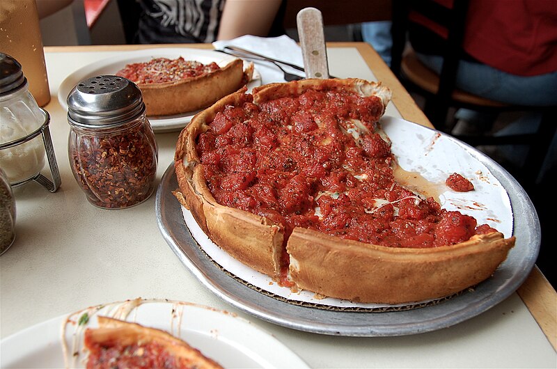 L. W. Yang/Wikimedia Commons (https://touristwire.com/wp-content/uploads/2024/07/800px-Chicago-style_pizza.jpg)