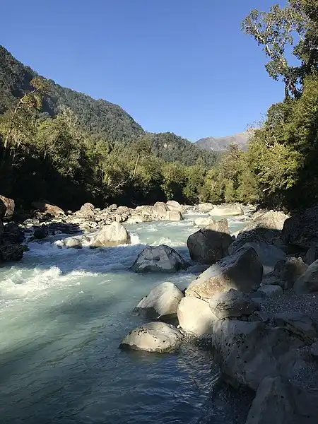 File:Rio blanco parque nacional hornopirén.jpg