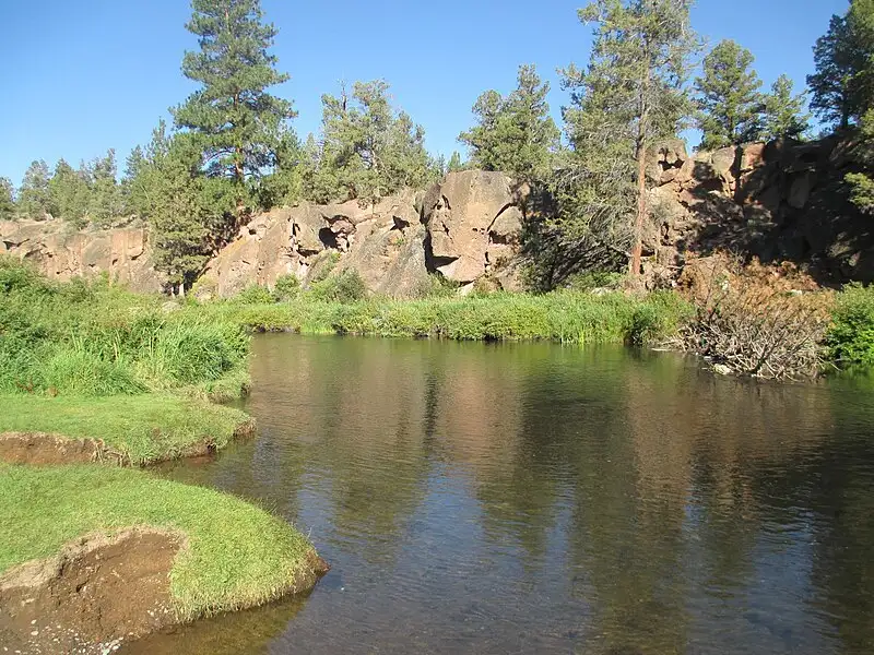 File:Tumalo State Park, Deschutes River.jpg